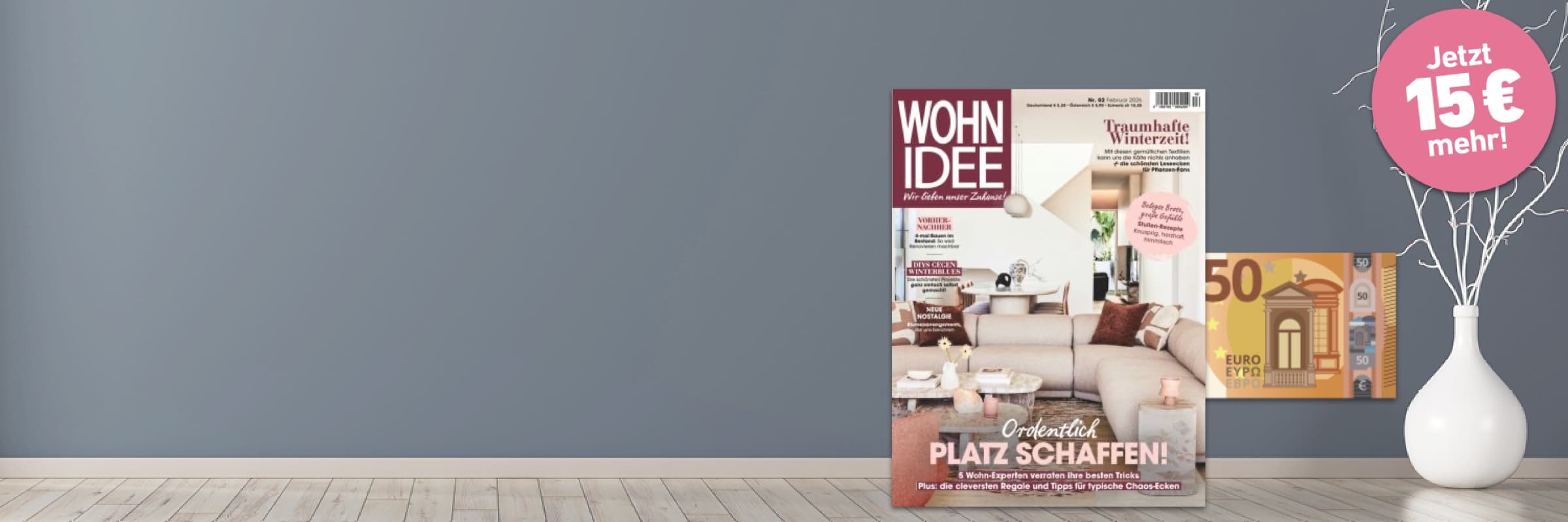 Graue Wand im Hintergund. Weisse Vase auf dem Boden im Hintergrund.  Im Vordergrund ist die Zeitschrift Wohnidee abgebildet