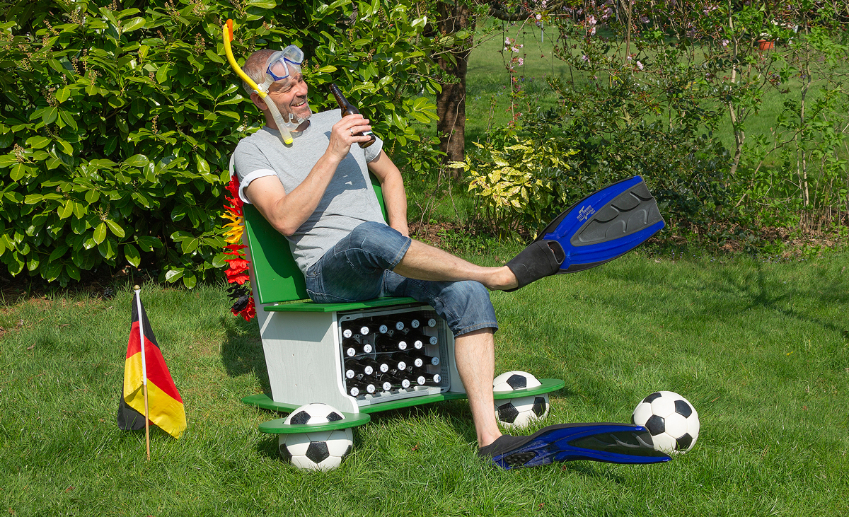 Selbstgebauter Bierkasten-Sessel in Fu&szlig;ball Optik